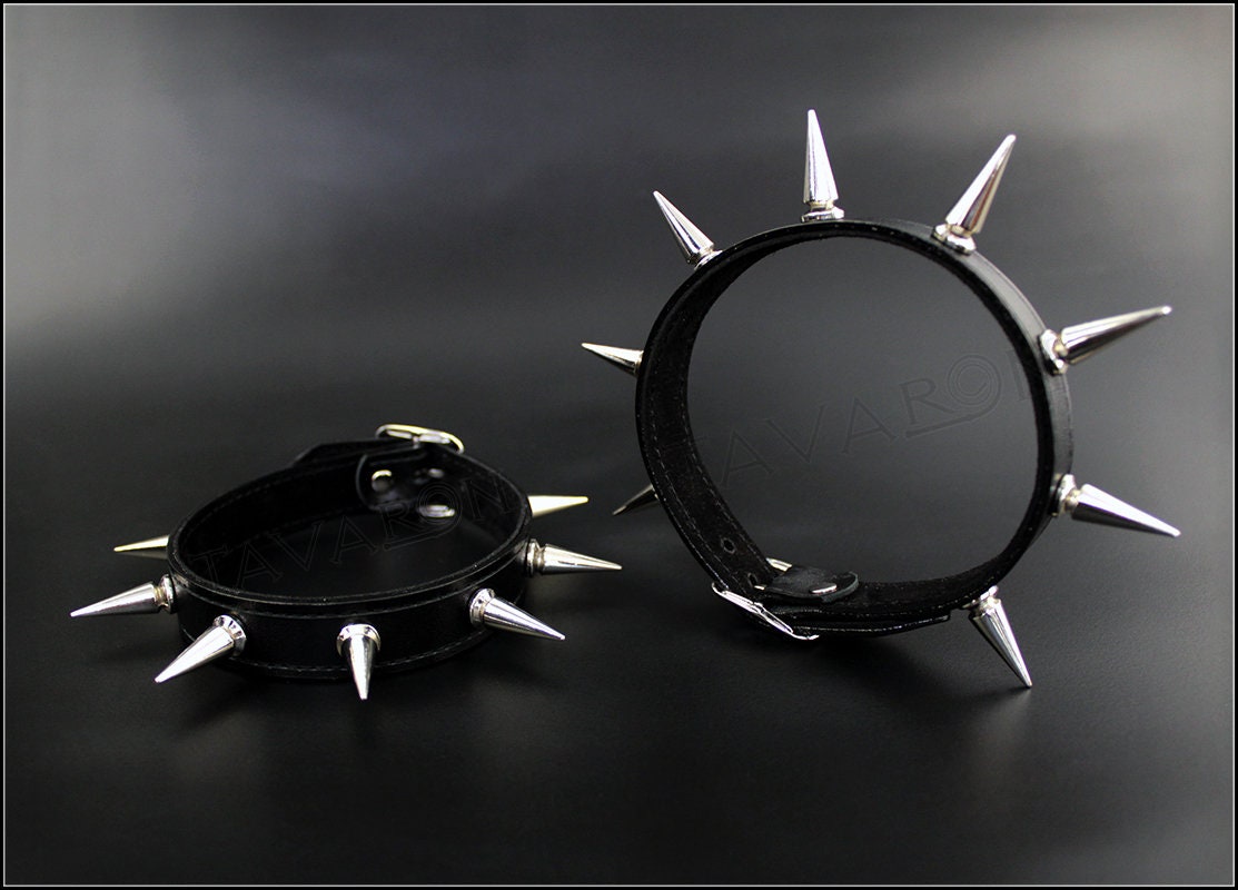 Leather choker collar with spikes